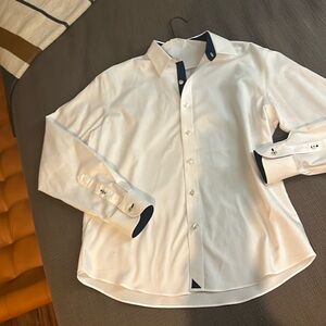 Men’s button-down white shirt. Brand Untuckit